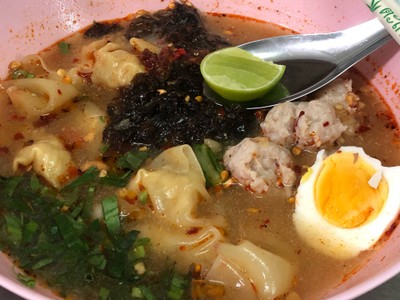 เกี๊ยวน้ำหมูต้มยำสาหร่าย