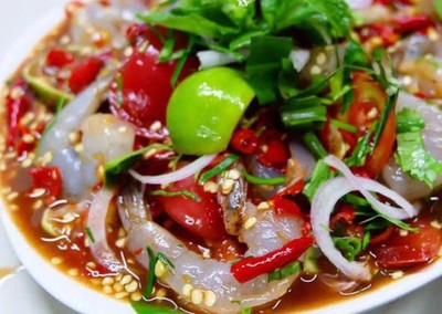 ยำกุ้งสดปลาร้า parnw (raw) salad +  โค้ก ออริจินัล (ขวด)