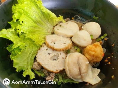 เส้นเล็กต้มยำแห้งครบเครื่อง