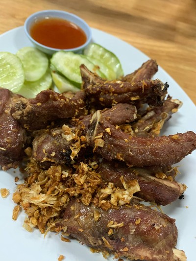 ซี่โครงหมูทอดกระเทียม