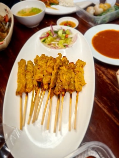 หมูอร่อย น้ำจิ้มอร่อย