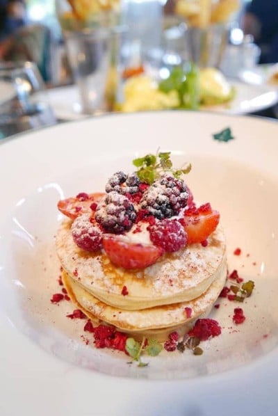 แพนเค้กฟูนุ่ม หวานมันเบาๆ ตัดด้วยเบอรรี่เปรี้ยวๆ อร่อยจริงจังค่ะ