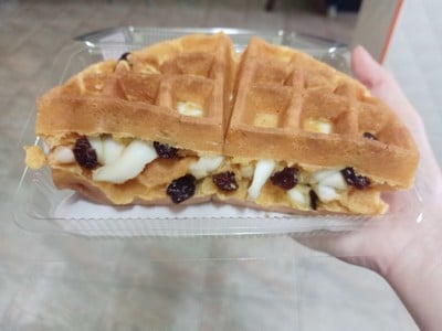 Milk Waffle With Coconut & Raisin
