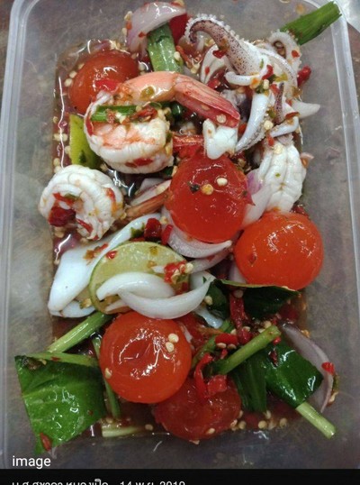 ยำปลาหมึก กุ้ง ไข่เเดงเค็ม
