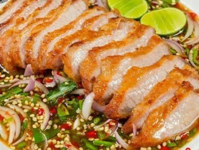 ยำหมูกรอบหรือคอหมูทอด ทอดกรอบ