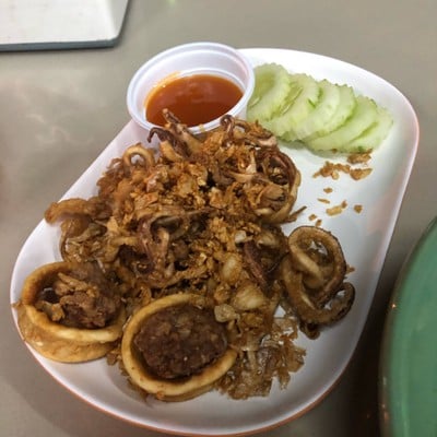 หนุ่มพันมือกอทอมอ (ปลาหมึกทอดกระเทียม)