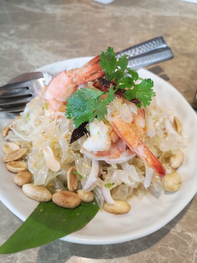 ยำส้มโอกุ้งสด