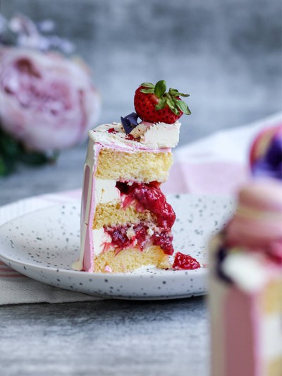 🍰 Strawberry Rhubarb Vanilla Cake