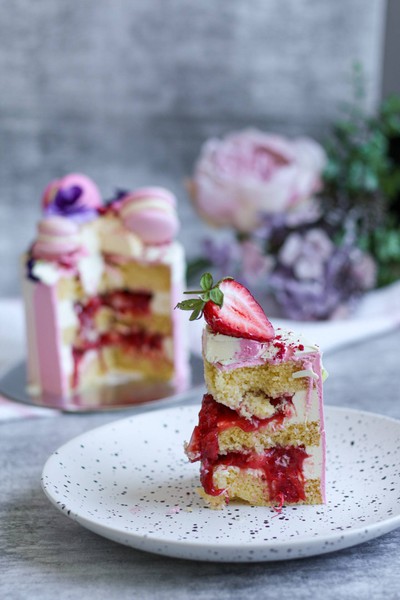 🍰 Strawberry Rhubarb Vanilla Cake
