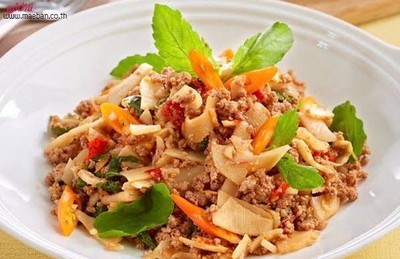 ข้าวหน้ากะเพราไก่ใส่หน้อไม้ดอง