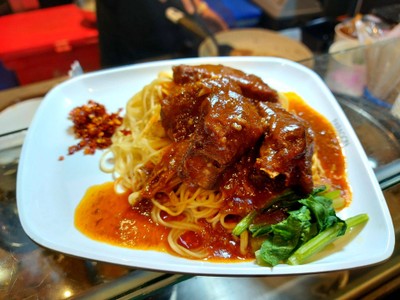 บะหมีเส้นสดซี่โครงหมูน้ำแดง