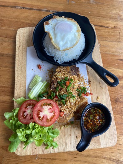 ข้าวหมูกรอบคั่วพริกเกลือ