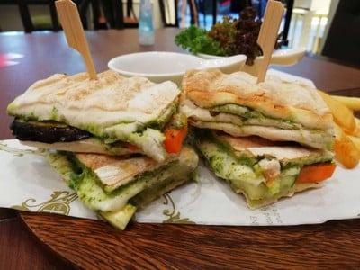 Mozzarella & Roasted Vegetable Panini ราคา 320 บาท+