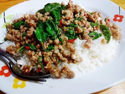 ผัดกะเพราเนื้อสับราดข้าว