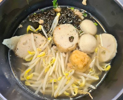 บะหมี่น้ำลูกชิ้นปลา