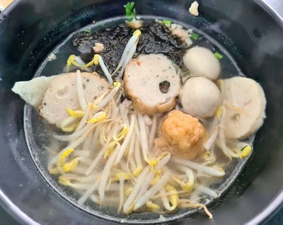 บะหมี่น้ำลูกชิ้นปลา