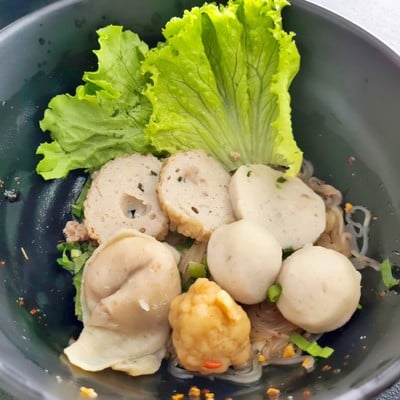 เส้นเล็กยำแห้ง