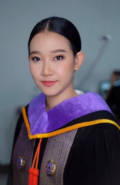 แต่งหน้านักศึกษา