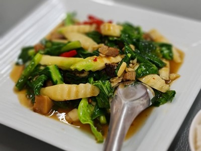 ผัดคะน้าหมูกรอบ