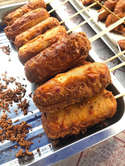 ไก่ยอเสียบไม้ทอดพริกแกง
