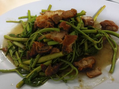 กระเฉดผัดหมูกรอบ
