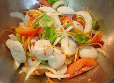 ยำลูกชิ้นรวม