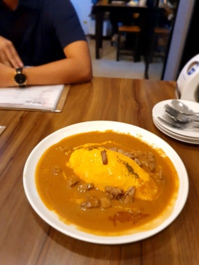 ข้าวไข่ข้นแกงกะหรี่ชีสริบอาย