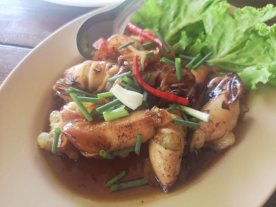 ปลาหมึกซอสดำ
