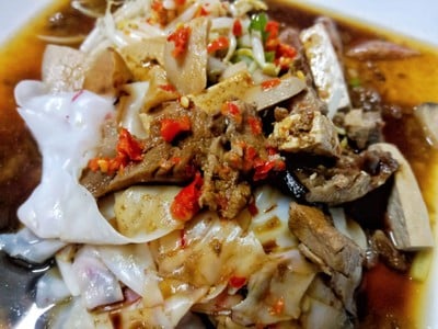ก๋วยเตี๋ยวหลอดทรงเครื่องหมูตุ๋น
