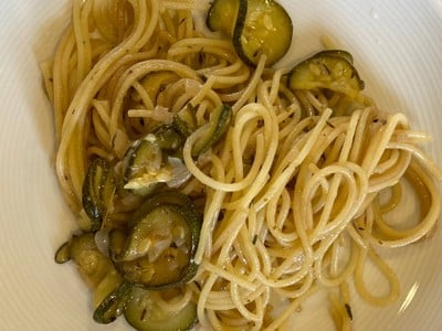 สปาเก็ตตี้ Zucchini สปาเก็ตตี้ Zucchini