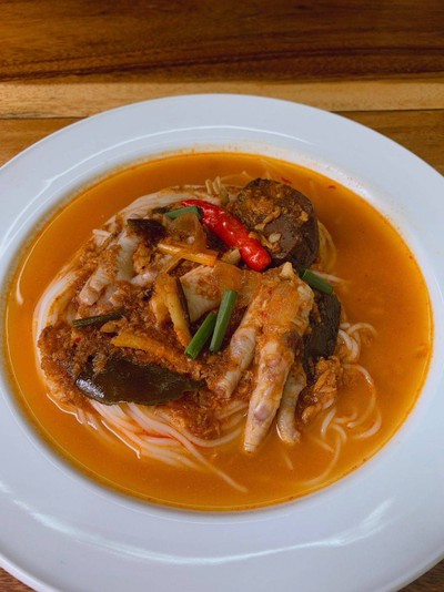 ขนมจีนน้ำยาป่าตีนไก่เลือดพิเศษ