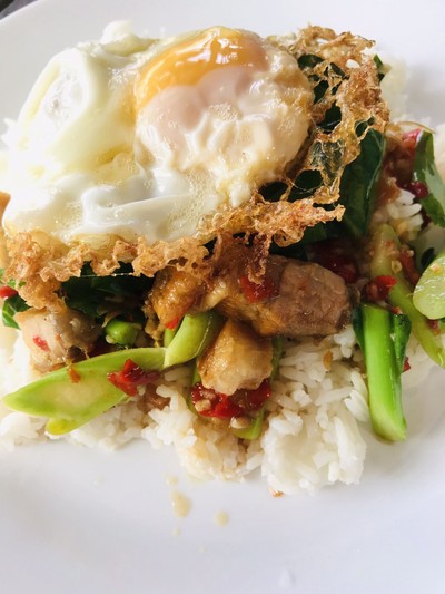 ข้าวคะน้าหมูกรอบไข่ดาว