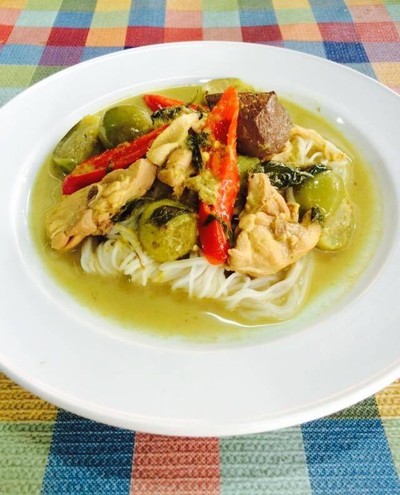 ขนมจีนแกงเขียวหวานไก่พิเศษ