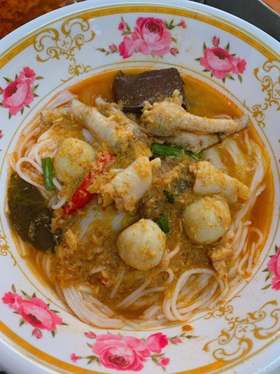 น้ำยากะทิผสมป่าลูกชิ้นตีนไก่พิเศษ