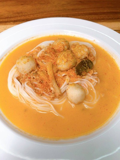 ขนมจีนน้ำยากะทิลูกชิ้นพิเศษ