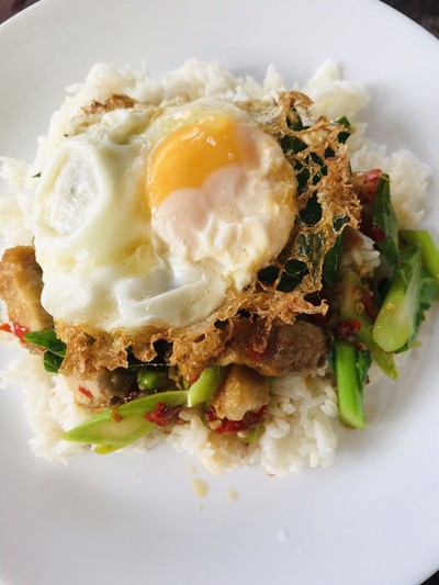 ข้าวคะน้าหมูกรอบไข่ดาว