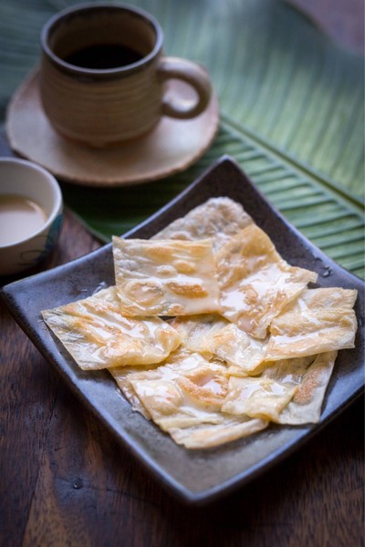 โรตีอมตรส กรอบ หอม อร่อย ราดนมข้นทานคู่กับกาแฟดำร้อนๆซักแก้ว