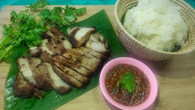 ข้าวเหนียว+หมูทอด+น้ำจิ้มแจ่ว