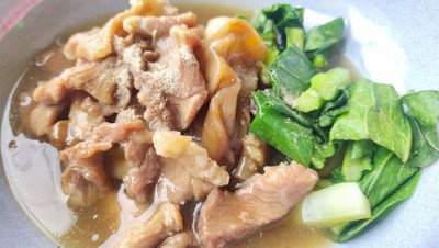 ราดหน้าเกาลูน หมูนุ่ม สูตรฮองกง