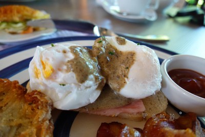 Egg benedict with truffle sauce
