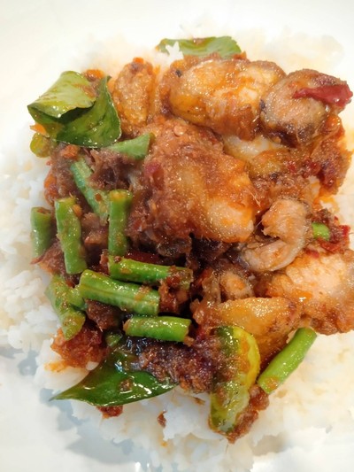 ผัดพริกแกงหมูกรอบราดข้าว