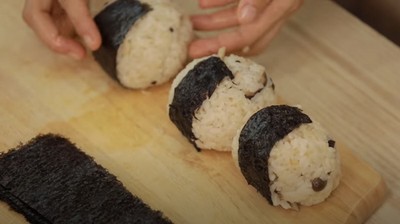 วิธีทำ เบนโตะข้าวปั้นญี่ปุ่นไส้ทะลัก