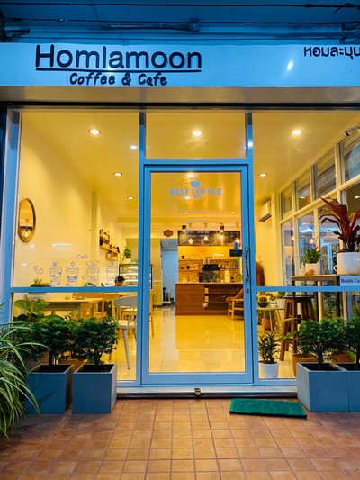 รีวิว Homlamoon Coffee & Foods - บรรยากาศร้านดี จัดร้านน่านั่ง มีต้นไม้น่ารัก  ๆ ชากับเค้กรสชาติโอเค