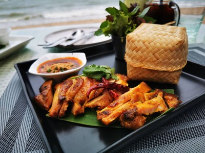 ไก่ย่างขมิ้นกับข้าวเหนียวดำ