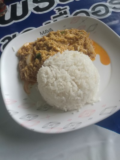 ข้าวราดปูผัดผงกะหรี่