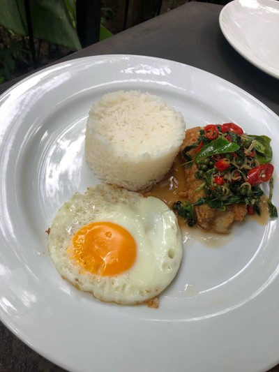 ข้าวปลาดอลลีาผัดกะเพราะ