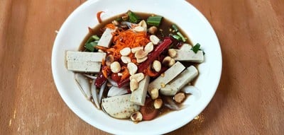 ยำเหลาข้าวโพดหมูยอไข่แดง