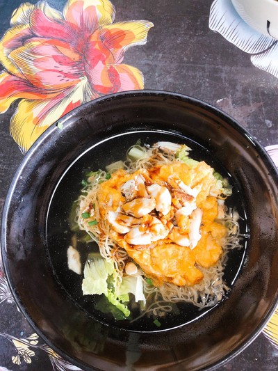 บะหมี่ไข่เจียวกรรเชียงปูราดซอสตาลโตนด
