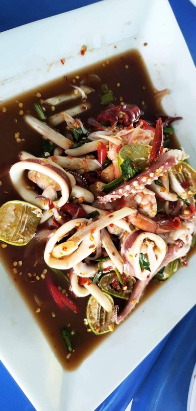 ยำไหลบัวกุ้งปลาหมึก