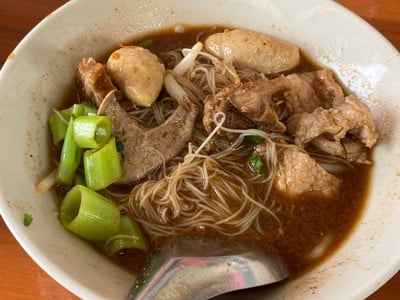 เส้นหมี่หมูน้ำตก